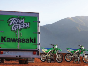 General Formulations 230 AUTOMARK™ 2.4 mil gloss white wrap vinyl Grey repositionable adhesive - Image 2